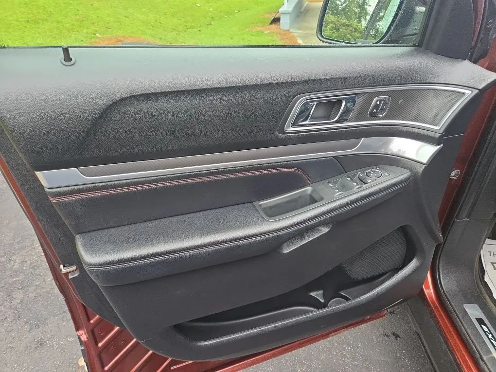 Photo 32 of this FORD EXPLORER