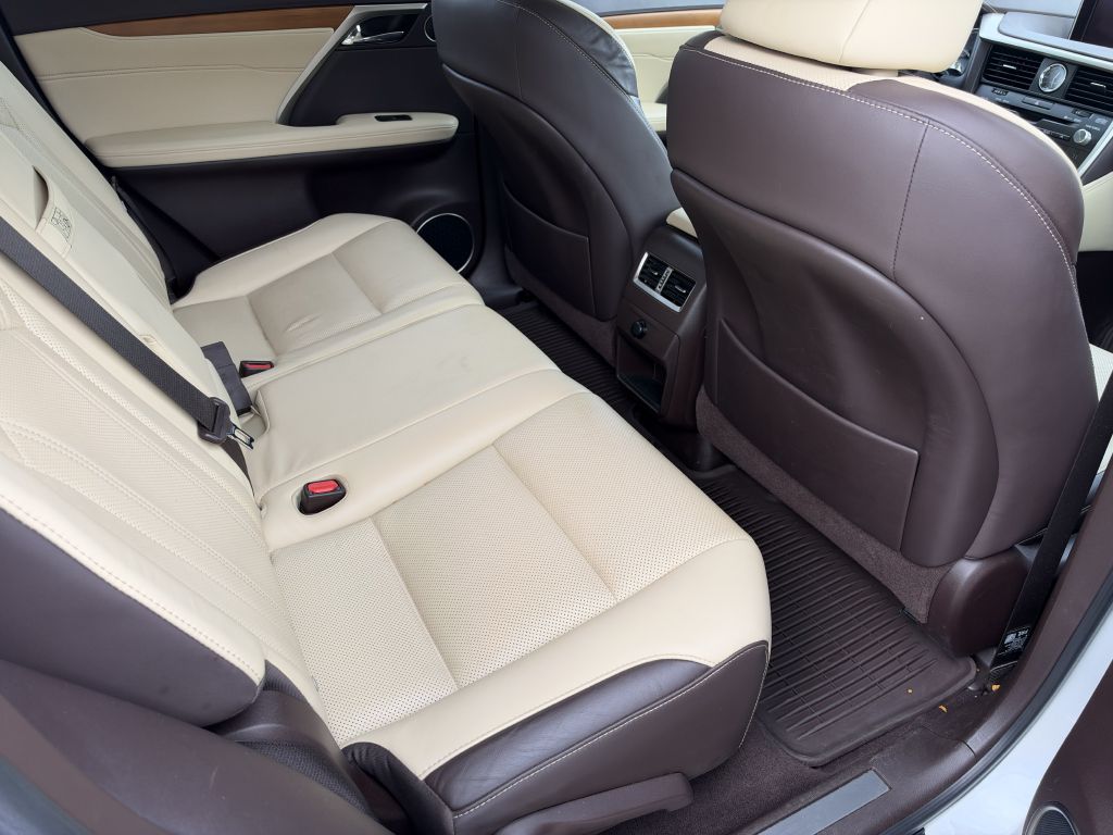 Photo 15 of this LEXUS RX 350