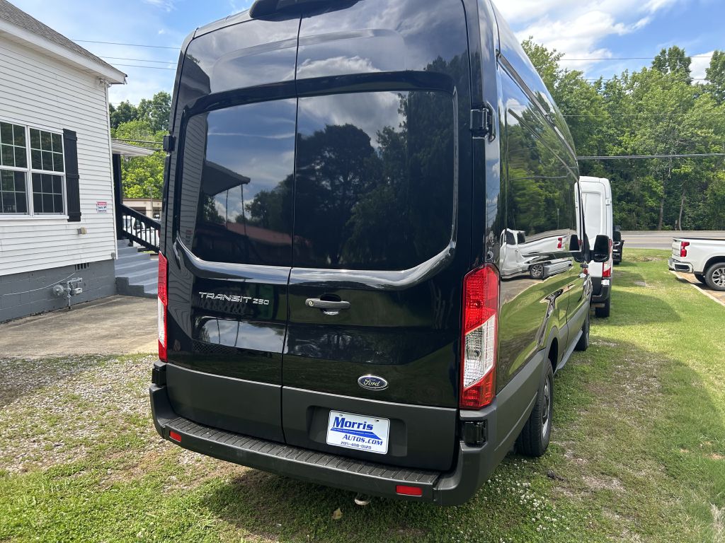 Photo 4 of this FORD TRANSIT