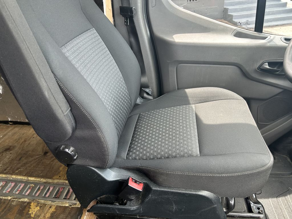 Photo 11 of this FORD TRANSIT
