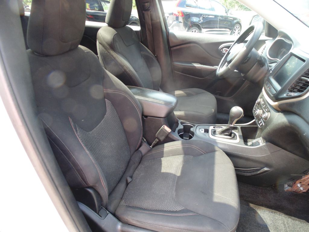 Photo 9 of this JEEP CHEROKEE