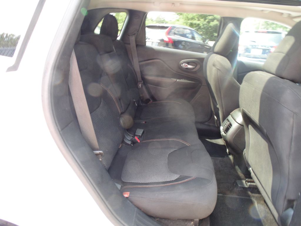 Photo 11 of this JEEP CHEROKEE