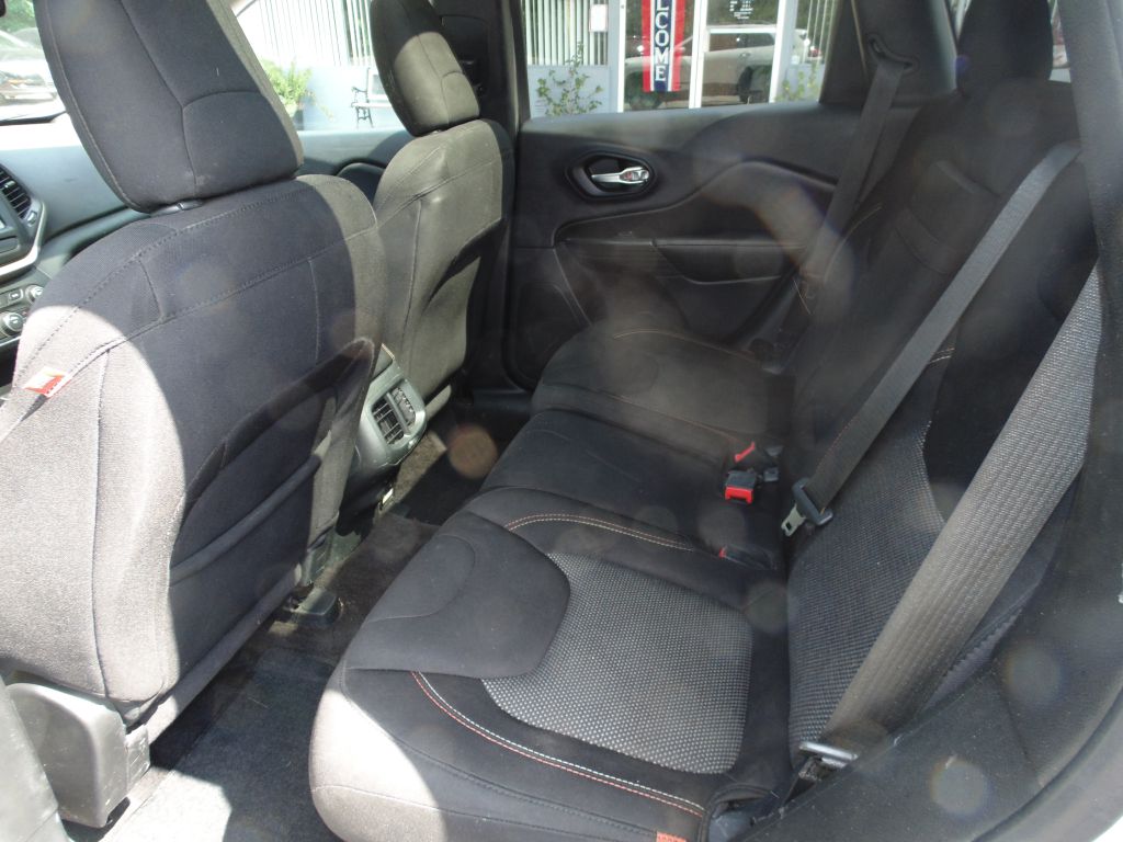 Photo 13 of this JEEP CHEROKEE