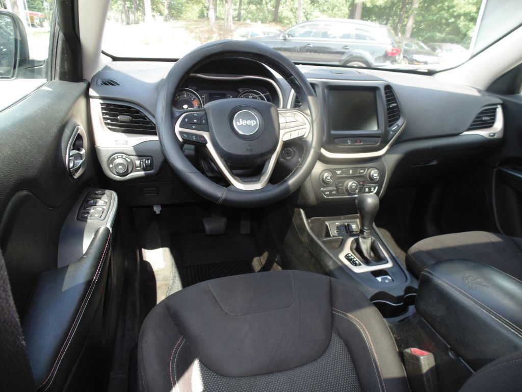 Photo 14 of this JEEP CHEROKEE