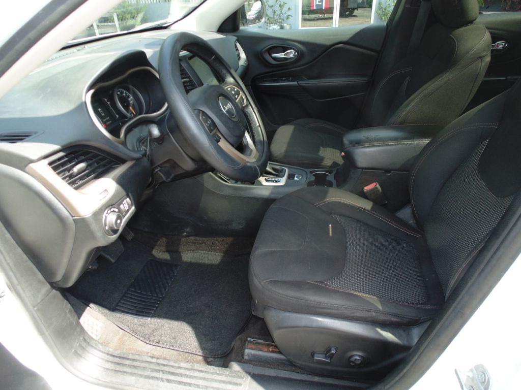 Photo 15 of this JEEP CHEROKEE