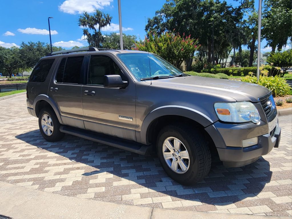 Photo 4 of this FORD EXPLORER