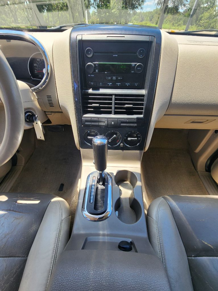 Photo 19 of this FORD EXPLORER