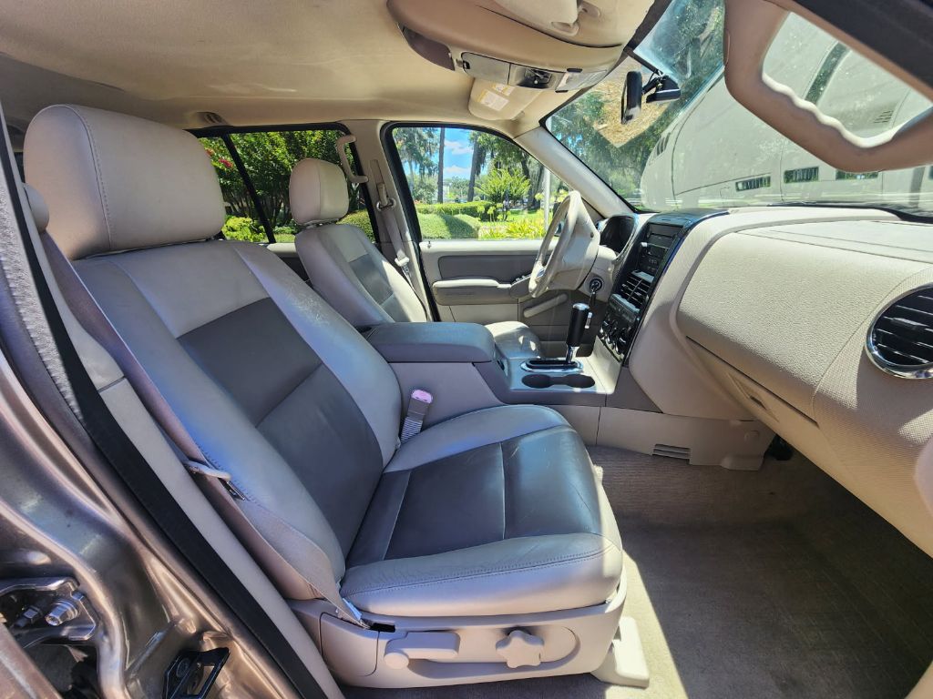 Photo 7 of this FORD EXPLORER