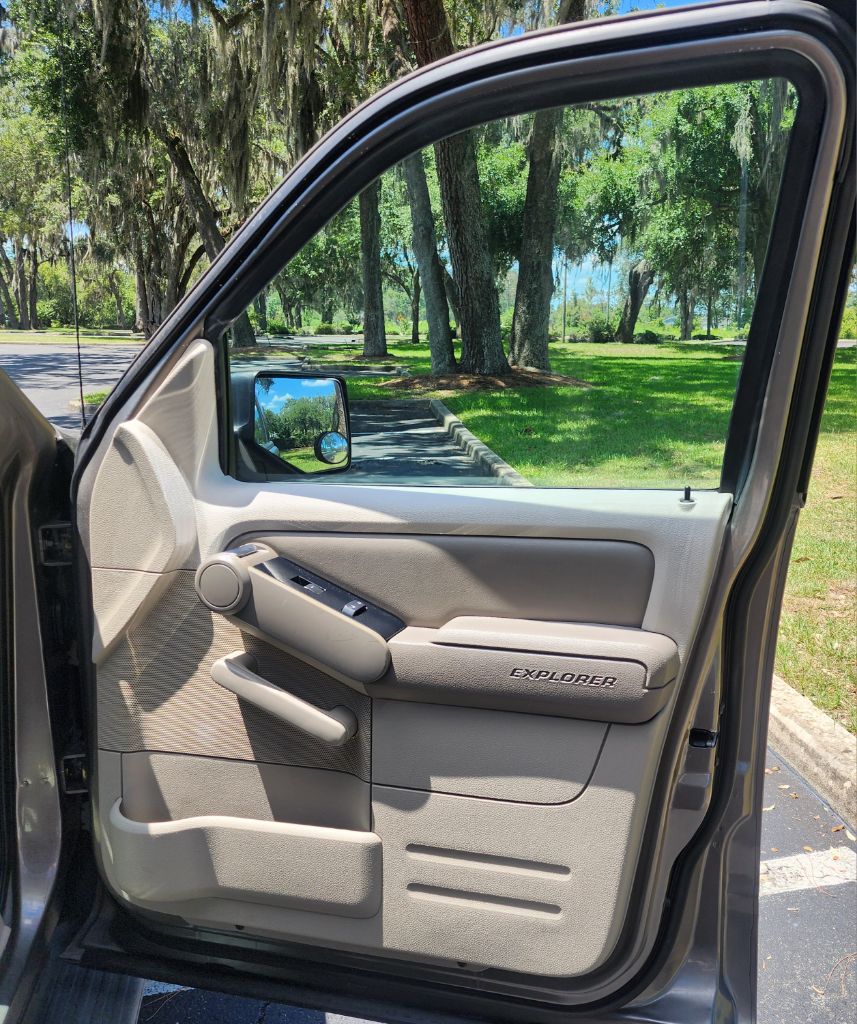 Photo 13 of this FORD EXPLORER