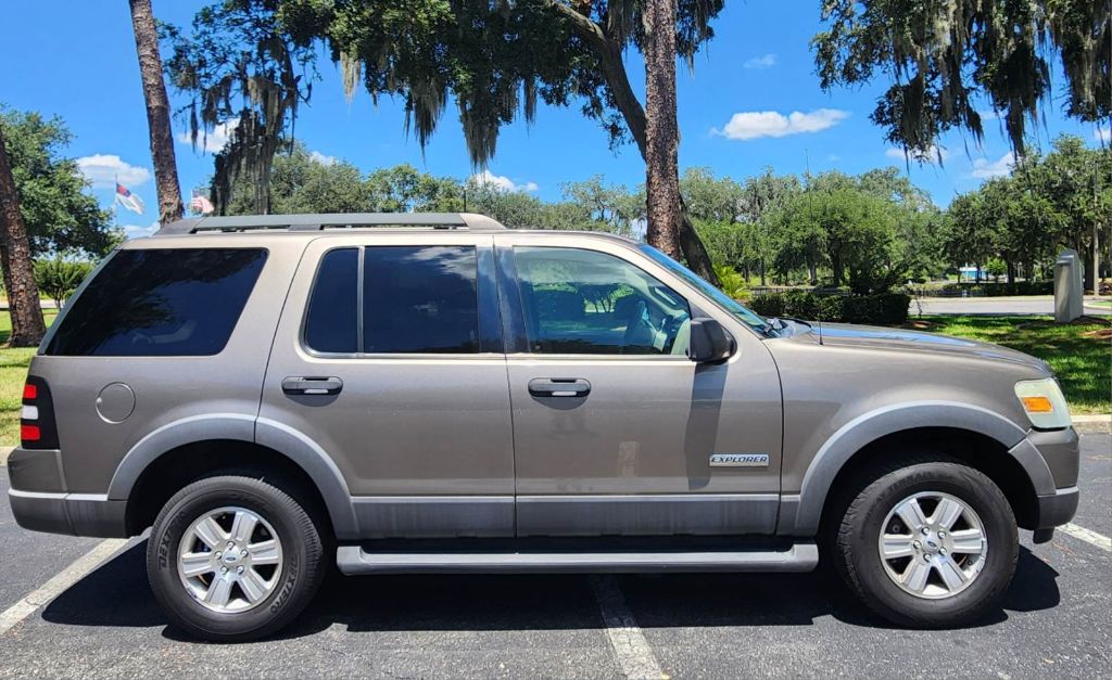 Photo 3 of this FORD EXPLORER