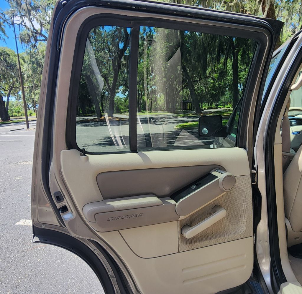 Photo 14 of this FORD EXPLORER