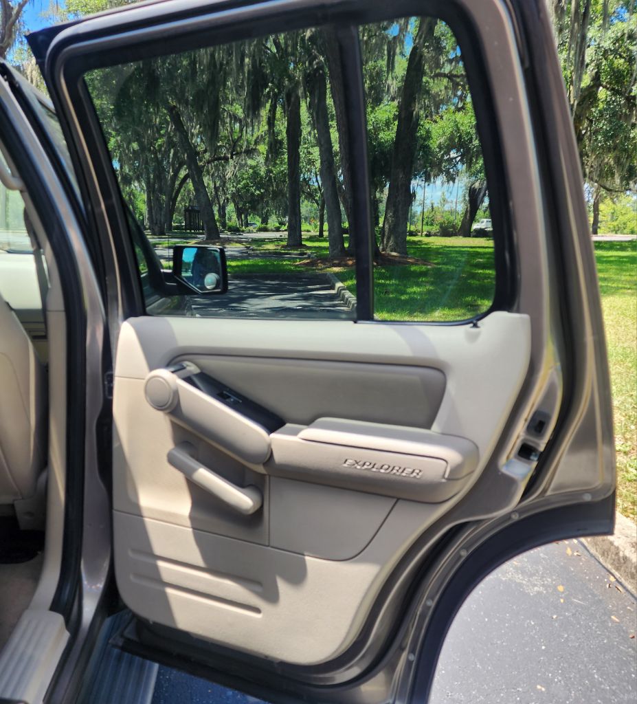 Photo 12 of this FORD EXPLORER