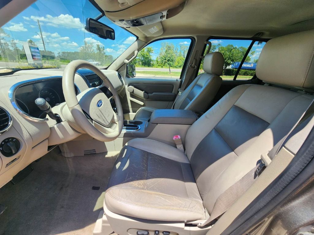 Photo 6 of this FORD EXPLORER