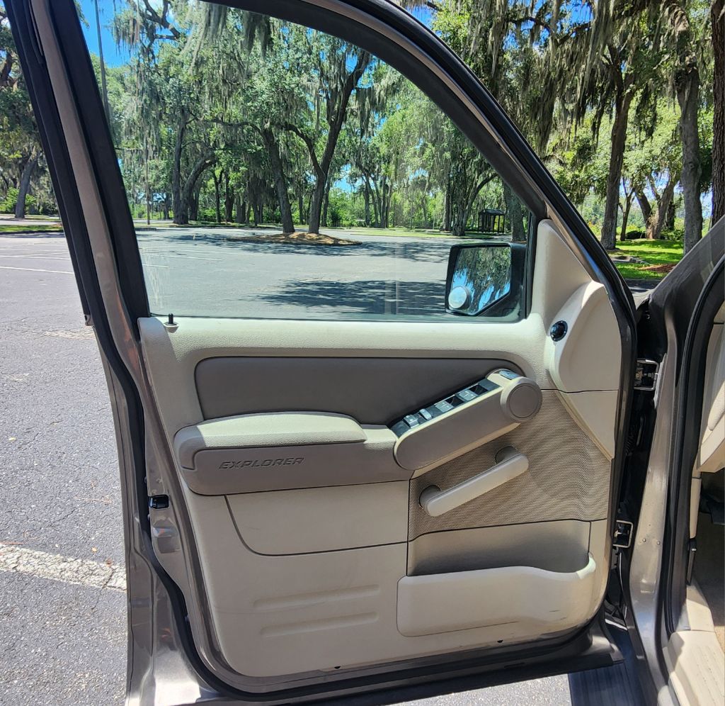 Photo 15 of this FORD EXPLORER