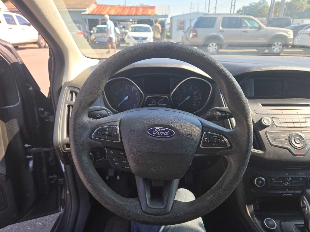Photo 6 of this FORD FOCUS