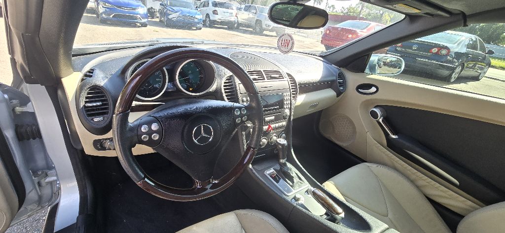 Photo 10 of this MERCEDES-BENZ SLK