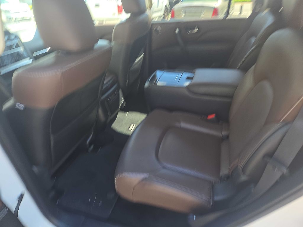 Photo 8 of this INFINITI QX80