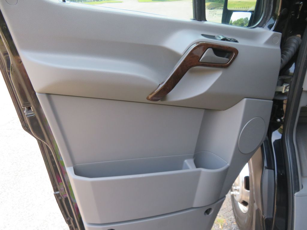 Photo 17 of this MERCEDES-BENZ SPRINTER 170 XD