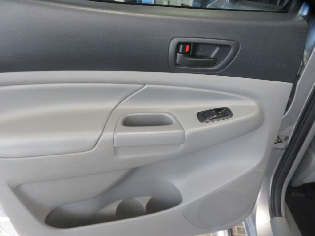 Photo 17 of this TOYOTA TACOMA