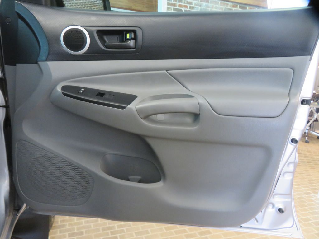 Photo 22 of this TOYOTA TACOMA