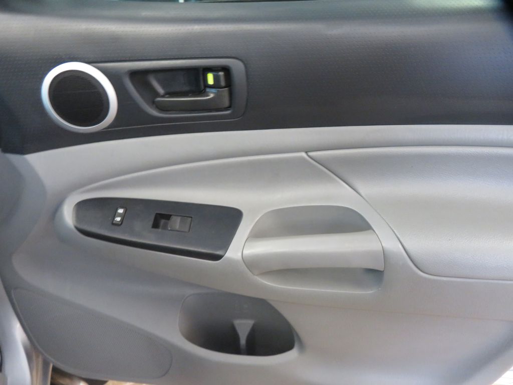 Photo 23 of this TOYOTA TACOMA