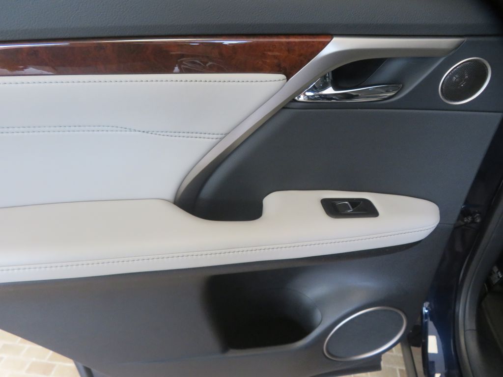 Photo 18 of this LEXUS RX