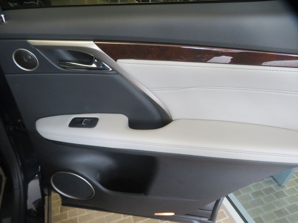 Photo 21 of this LEXUS RX