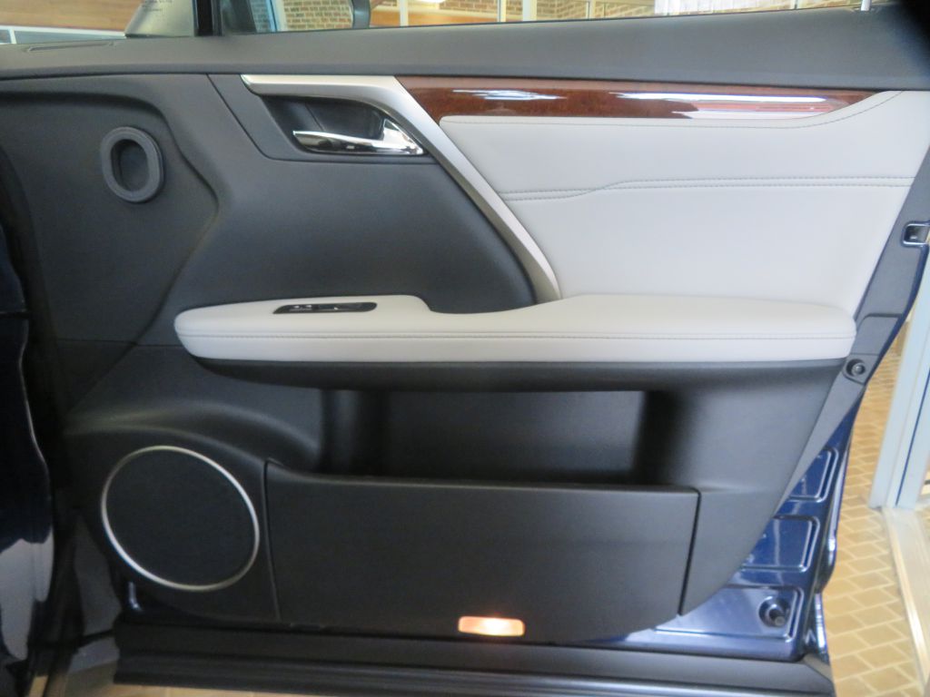 Photo 23 of this LEXUS RX