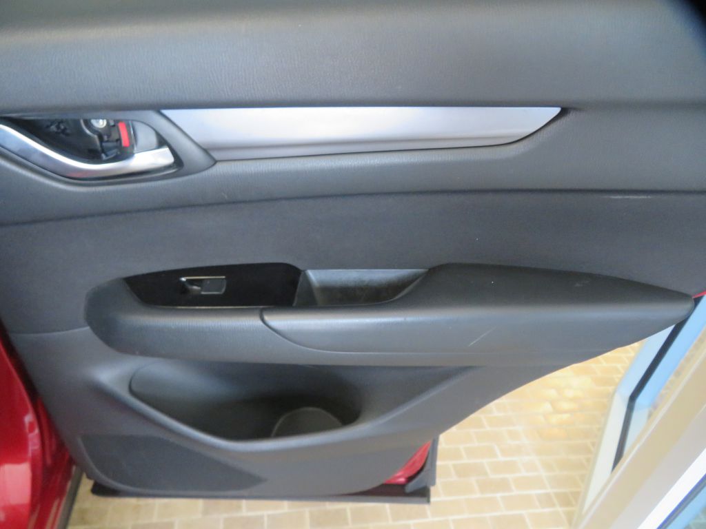 Photo 21 of this MAZDA CX-5