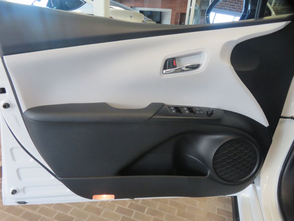 Photo 13 of this TOYOTA PRIUS