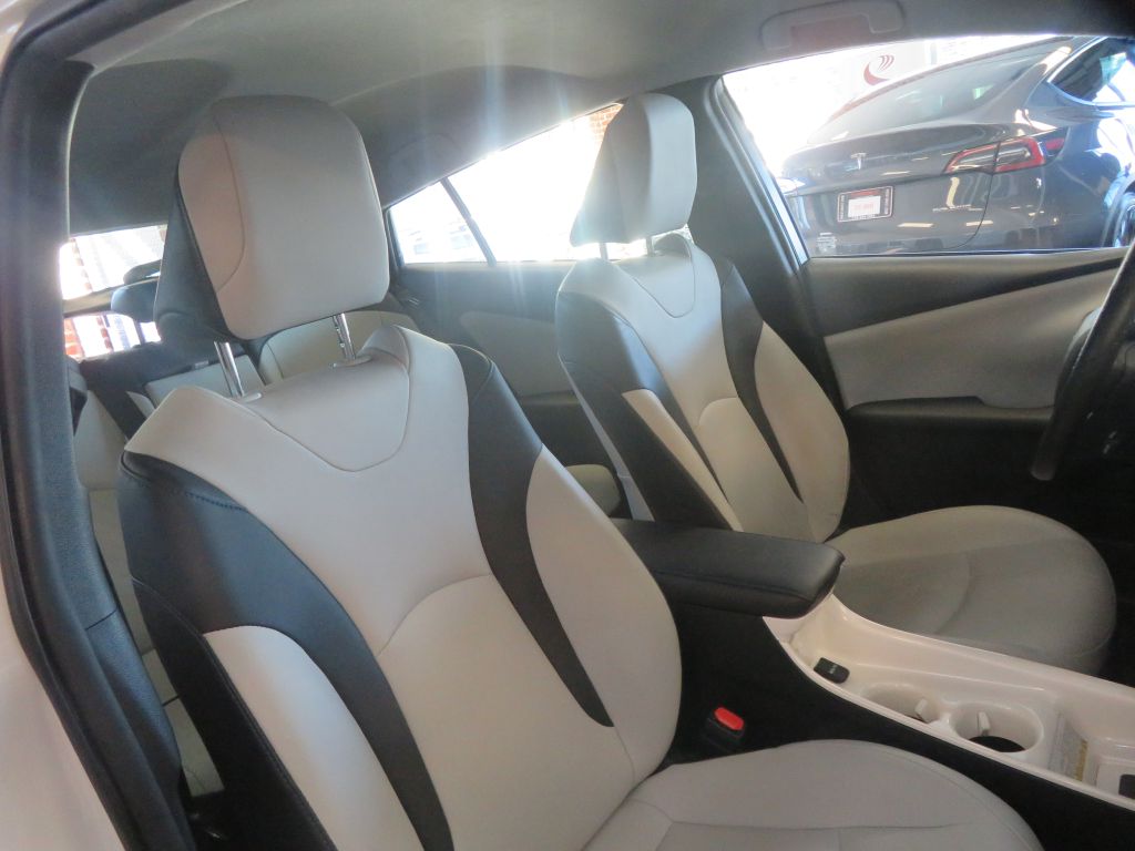 Photo 27 of this TOYOTA PRIUS