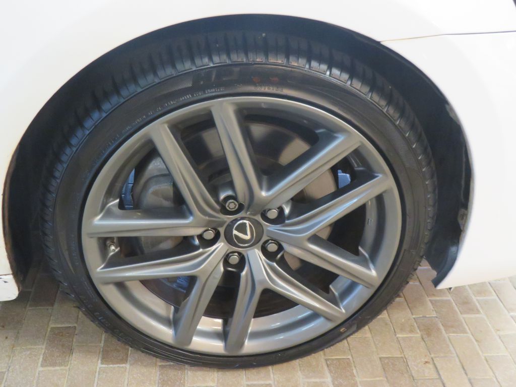 Photo 10 of this LEXUS IS