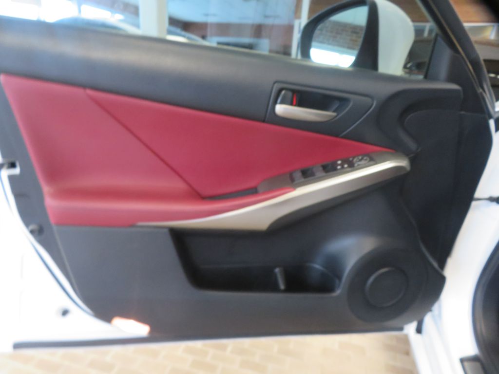 Photo 13 of this LEXUS IS