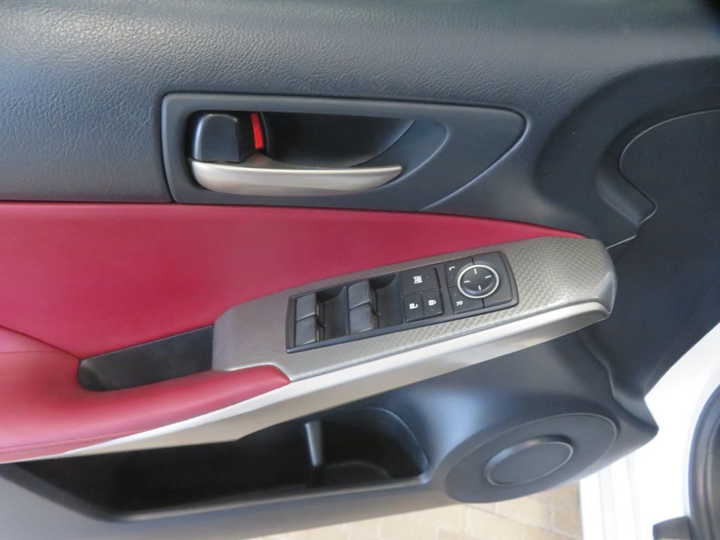 Photo 14 of this LEXUS IS