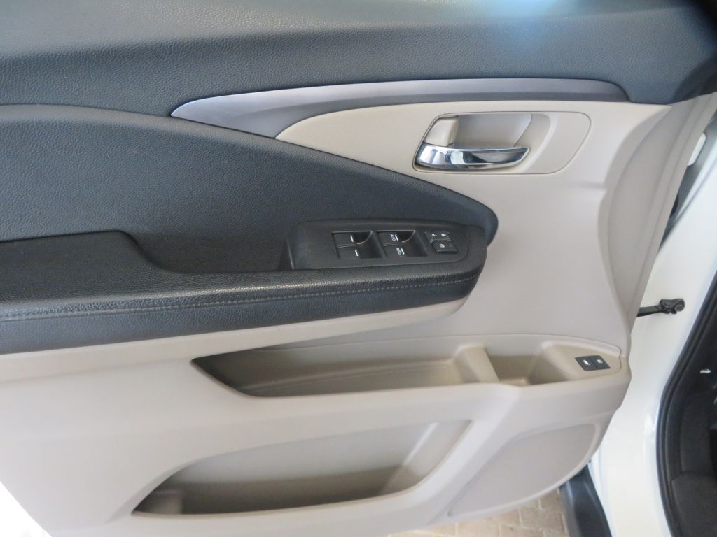 Photo 14 of this HONDA PILOT