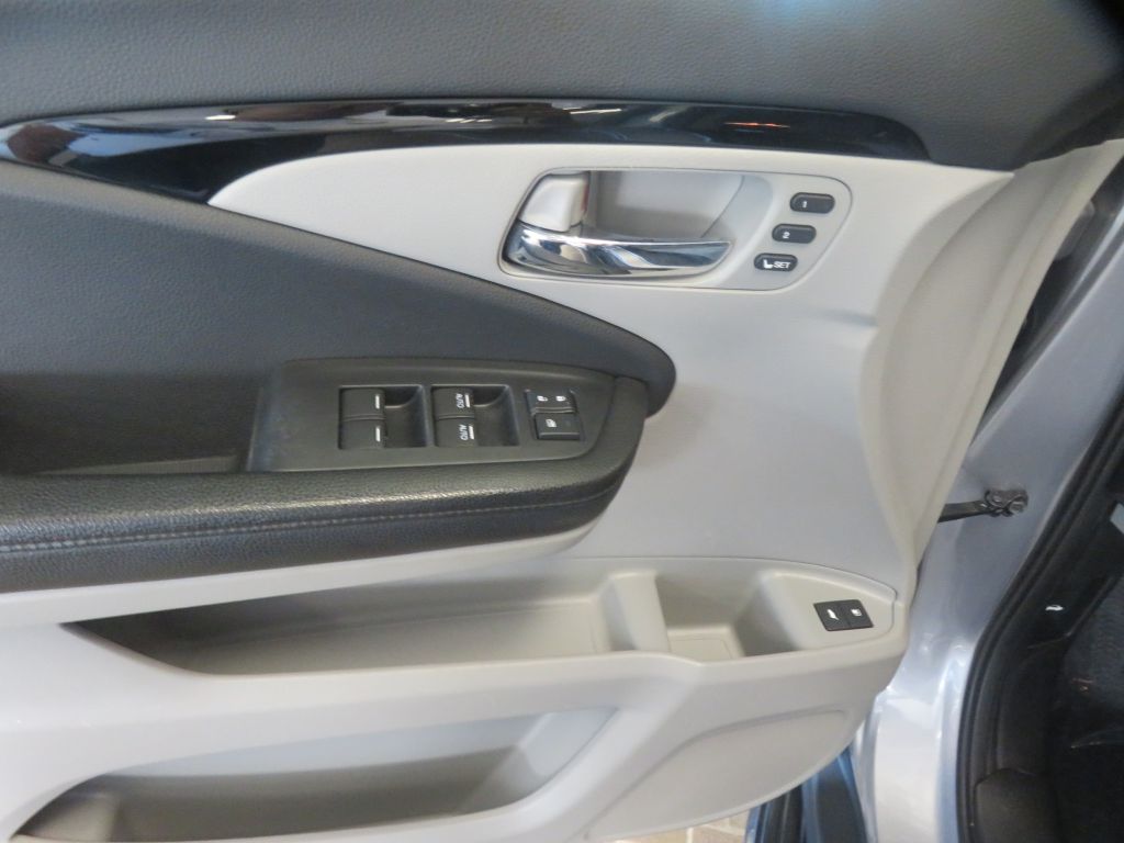 Photo 14 of this HONDA PILOT