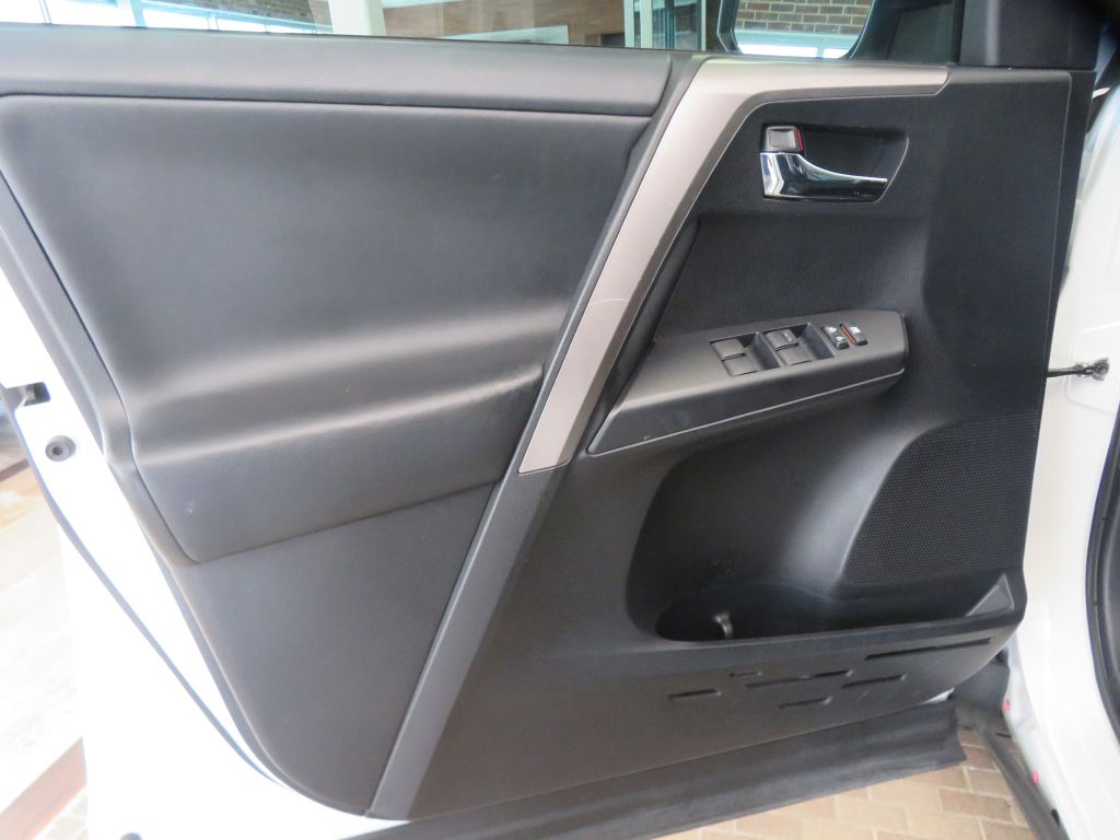 Photo 13 of this TOYOTA RAV4