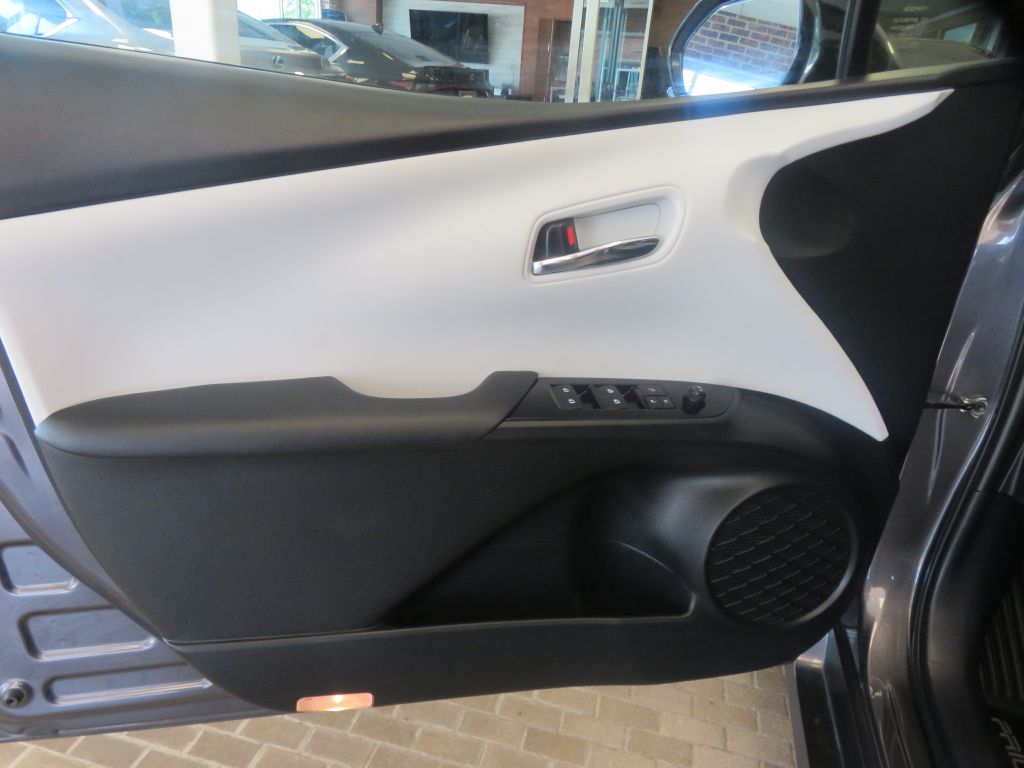 Photo 13 of this TOYOTA PRIUS PRIME