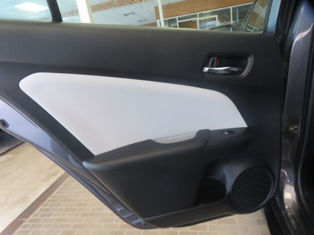 Photo 16 of this TOYOTA PRIUS PRIME