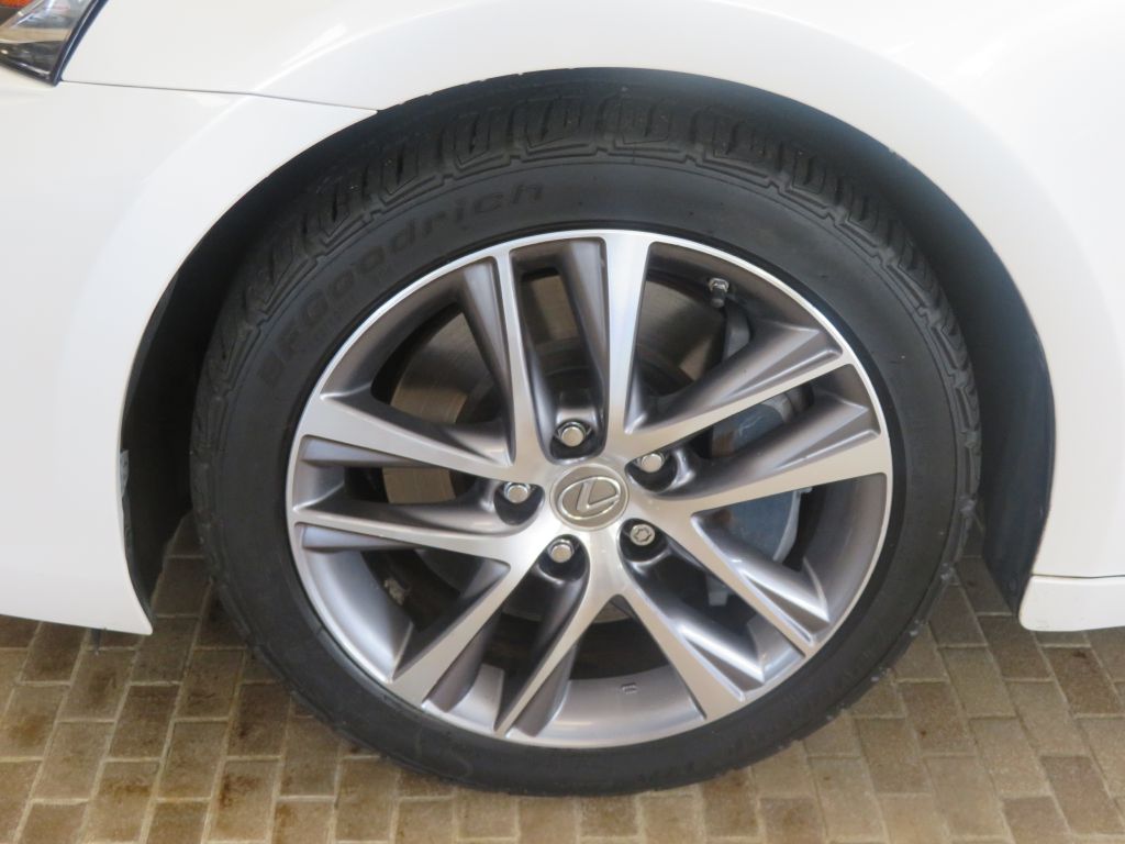 Photo 7 of this LEXUS IS