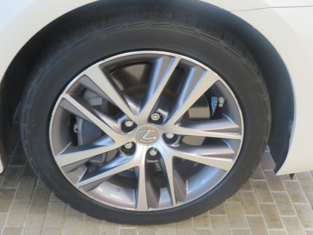 Photo 10 of this LEXUS IS