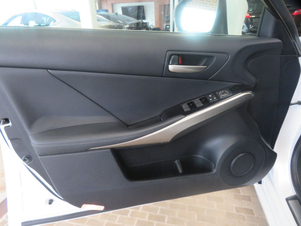 Photo 13 of this LEXUS IS