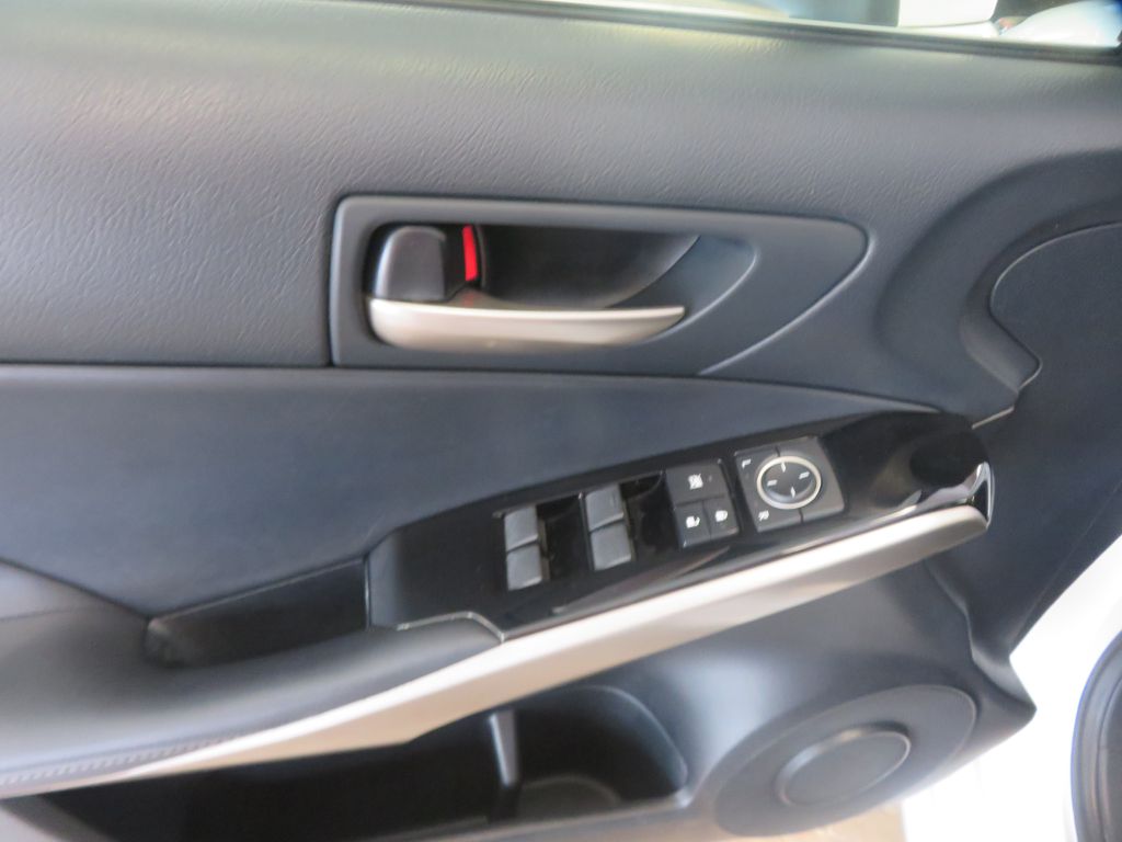 Photo 14 of this LEXUS IS