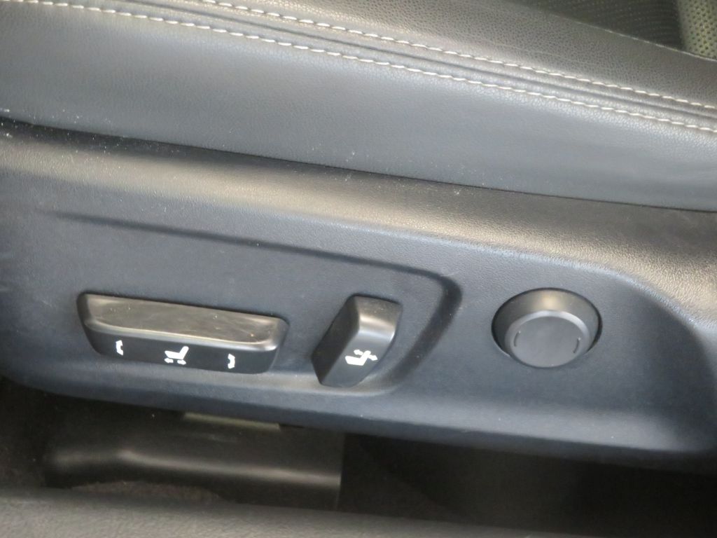 Photo 16 of this LEXUS IS