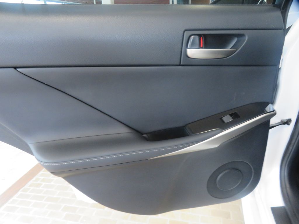 Photo 17 of this LEXUS IS