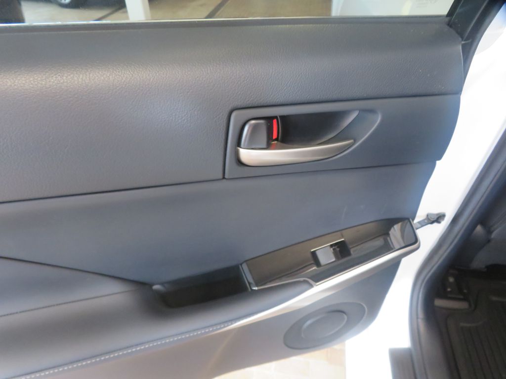 Photo 18 of this LEXUS IS