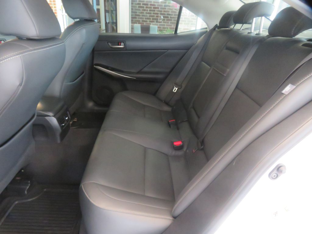 Photo 19 of this LEXUS IS