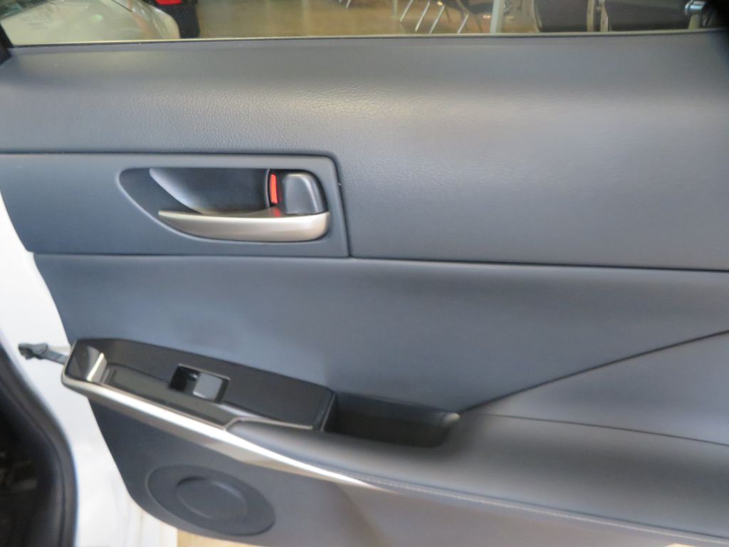 Photo 21 of this LEXUS IS