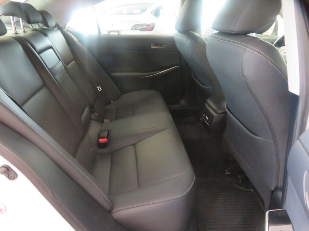 Photo 22 of this LEXUS IS