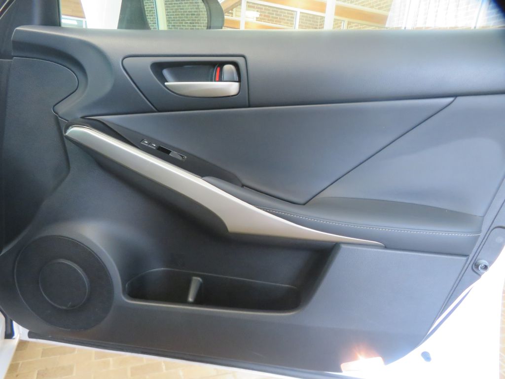 Photo 23 of this LEXUS IS